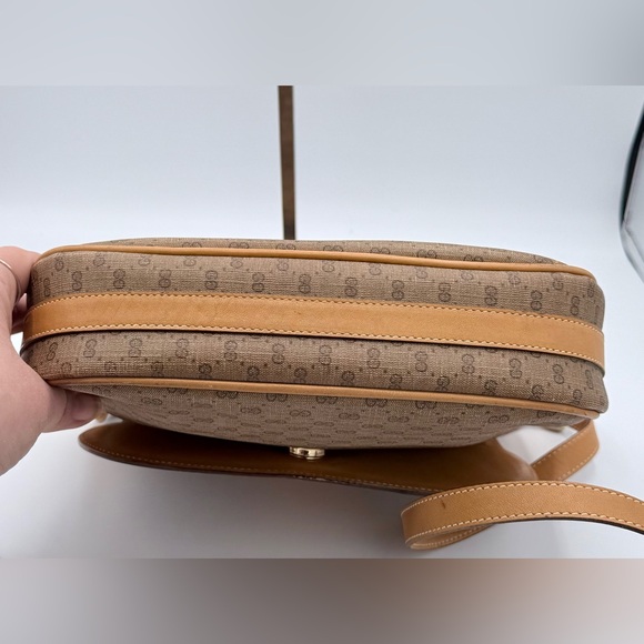 Authentic Vintage Gucci GG Supreme Flap Canvas Crossbody Bag - Picture 8 of 16